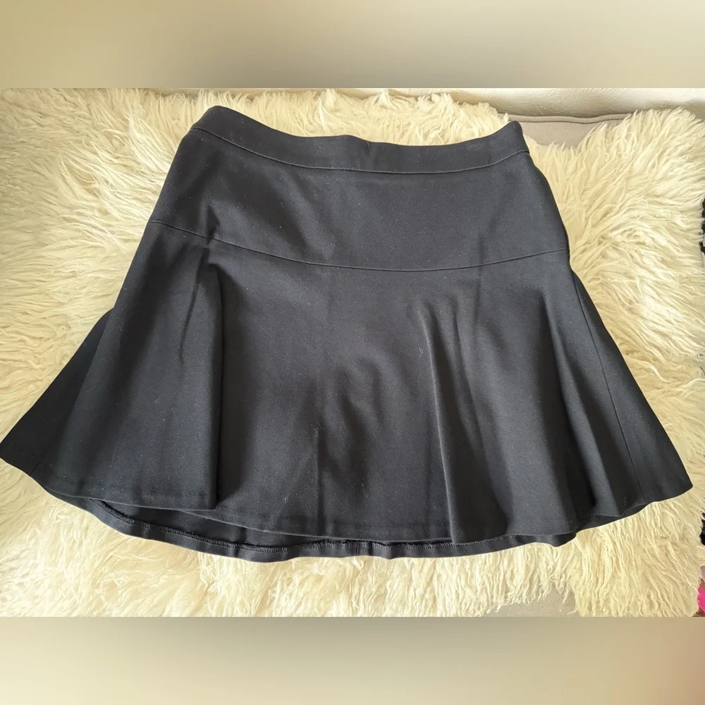 Banana Republic Black Fluted Mini Skirt size 6 - Like New Condition